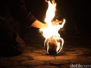 Potret Keseruan Santri di Mojokerto Bermain Sepak Bola Api Potret Keseruan Santri di Mojokerto Bermain Sepak Bola Api