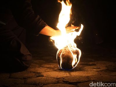 Potret Keseruan Santri di Mojokerto Bermain Sepak Bola Api