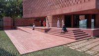 Wujud Masjid yang Dibangun dengan Beton Warna Pink