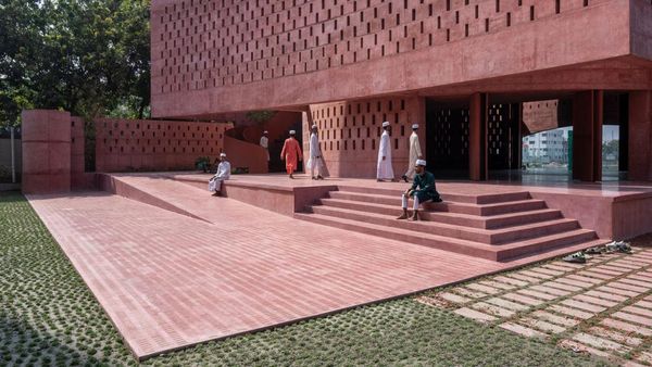 Wujud Masjid yang Dibangun dengan Beton Warna Pink