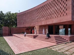 Wujud Masjid yang Dibangun dengan Beton Warna Pink Wujud Masjid yang Dibangun dengan Beton Warna Pink