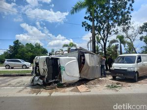 Mobil Ekspedisi Tabrak Pohon hingga Ringsek dan Terguling di Palembang