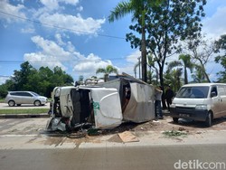 Mobil Ekspedisi Tabrak Pohon hingga Ringsek dan Terguling di Palembang