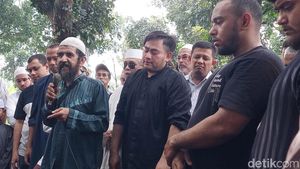 6 Potret Tangis Nassar Antar dan Pandangi Makam Ayahanda
