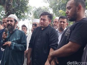 6 Potret Tangis Nassar Antar dan Pandangi Makam Ayahanda 6 Potret Tangis Nassar Antar dan Pandangi Makam Ayahanda