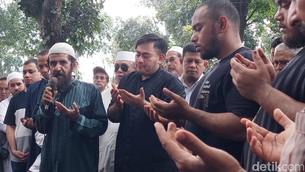 Nassar di pemakaman ayah.
