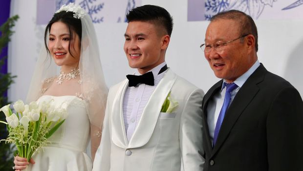 Nguyen Quang Hai baru saja melangsungkan pernikahan.Beberapa hari lalu dia patah hati tak dimainkan melawan Timnas Indonesia.