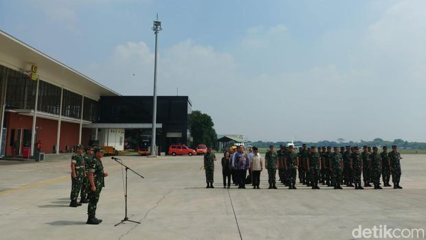 Panglima TNI memimpin pelepasan pengiriman payung udara yang akan dipakai sebagai sarana pengiriman bantuan dari Indonesia untuk Palestina via udara (airdrop). (Kurniawan F/detikcom)