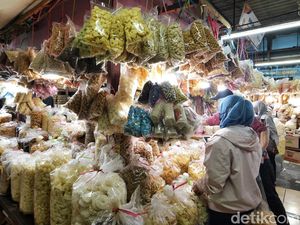 Warga Surabaya Mulai Buru Jajan Lebaran di Pasar DTC Wonokromo Warga Surabaya Mulai Buru Jajan Lebaran di Pasar DTC Wonokromo