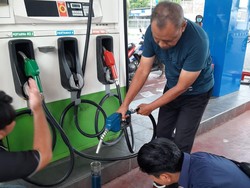 Polisi Periksa Takaran SPBU di Bojonegoro Pastikan Stok Aman dan Tak Curang