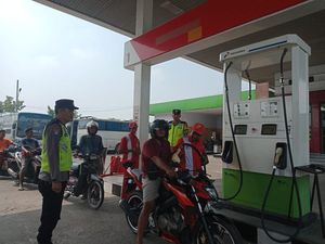 Polisi Cek SPBU di Kota Mojokerto Demi Lindungi Hak Konsumen Jelang Mudik Polisi Cek SPBU di Kota Mojokerto Demi Lindungi Hak Konsumen Jelang Mudik