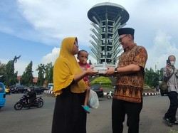 Pemkot Cilegon Bagikan 3.600 Takjil-Menu Buka Puasa untuk Pengguna Jalan