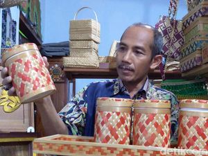 Stoples Bambu Karya Perajin di Tulungagung, Laris Manis Jelang Lebaran Stoples Bambu Karya Perajin di Tulungagung, Laris Manis Jelang Lebaran