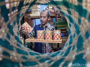 Laris Manis Stoples Bambu Wadah Kue Lebaran Buah Karya Perajin Tulungagung Laris Manis Stoples Bambu Wadah Kue Lebaran Buah Karya Perajin Tulungagung