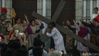 Potret Prosesi Jalan Salib di Gereja Katedral Jakarta
