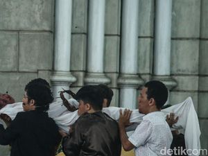 Polisi Rekayasa Arus Lalu Lintas Saat Ritual Jalan Salib di Labuan Bajo Polisi Rekayasa Arus Lalu Lintas Saat Ritual Jalan Salib di Labuan Bajo