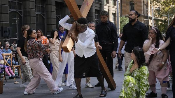 Aksi Teatrikal Prosesi Jalan Salib di Sydney