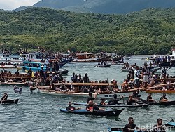 Tuan Meninu, Prosesi Sakral Mengarak Patung Yesus Lewat Laut Larantuka