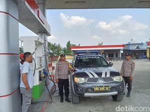 Polisi Bakal Sanksi SPBU Ngawi Bila BBM Kosong Picu Antrean para Pemudik Polisi Bakal Sanksi SPBU Ngawi Bila BBM Kosong Picu Antrean para Pemudik