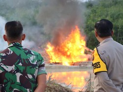 Menyala! 13 Rakit Penambang Emas Ilegal di Bungo Dibakar Petugas