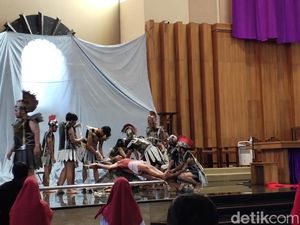 Melihat Tradisi Tablo saat Jumat Agung di Gereja Santo Yeseph Palembang Melihat Tradisi Tablo saat Jumat Agung di Gereja Santo Yeseph Palembang