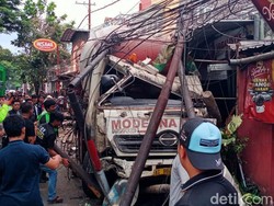 Truk Molen Tabrak Tiang dan Motor di Kota Malang gegara Sopir Pusing