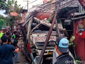 Truk Molen Tabrak Tiang dan Motor di Kota Malang gegara Sopir Pusing Truk Molen Tabrak Tiang dan Motor di Kota Malang gegara Sopir Pusing