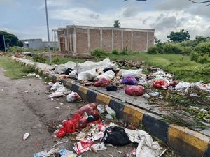 Jorok! Sampah Menumpuk di Jalan Raya Jeneponto hingga Keluarkan Bau Busuk