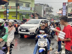 Indahnya Toleransi Saat Warga Tionghoa Bagi-bagi Takjil di Sukabumi