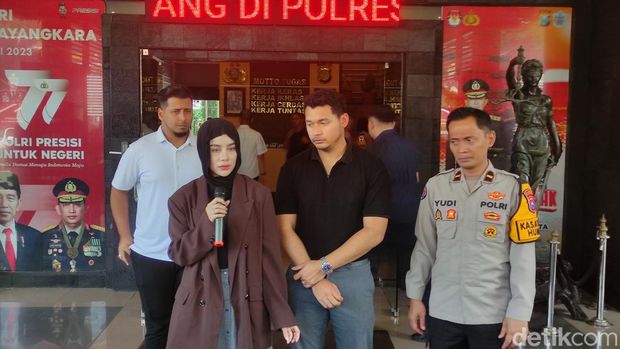 Aghnia Punjabi saat rilis kasus penganiayaan putrinya di Malang.