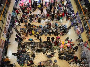 Akhir Pekan, Warga Berburu Baju Lebaran di Pasar Cipulir