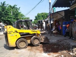 Puluhan PKL di Atas Trotoar Pasar Semampir Probolinggo Dibongkar