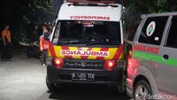 Ambulans Bersiaga di Sekitar Ledakan Gudang Peluru