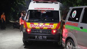 Ambulans Bersiaga di Sekitar Ledakan Gudang Peluru