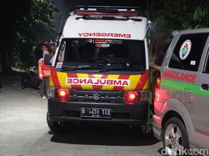 Ambulans Bersiaga di Sekitar Ledakan Gudang Peluru