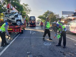 Tabrakan Elf Rombongan Pemudik dan Mobil Ekspedisi di Wonogiri, 2 Tewas