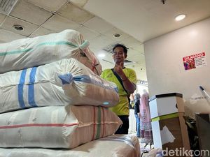 Cerita Asep, Porter Pasar Tanah Abang Raup Cuan Jelang Lebaran Cerita Asep, Porter Pasar Tanah Abang Raup Cuan Jelang Lebaran