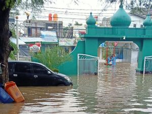 Banjir Makin Parah, Warga Tanjung Barat Desak Proyek Polder Segera Tuntas Banjir Makin Parah, Warga Tanjung Barat Desak Proyek Polder Segera Tuntas