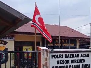 Berkibar Bendera Bulan Bintang di Polsek gegara Penanganan Kasus Tak Memuaskan Berkibar Bendera Bulan Bintang di Polsek gegara Penanganan Kasus Tak Memuaskan