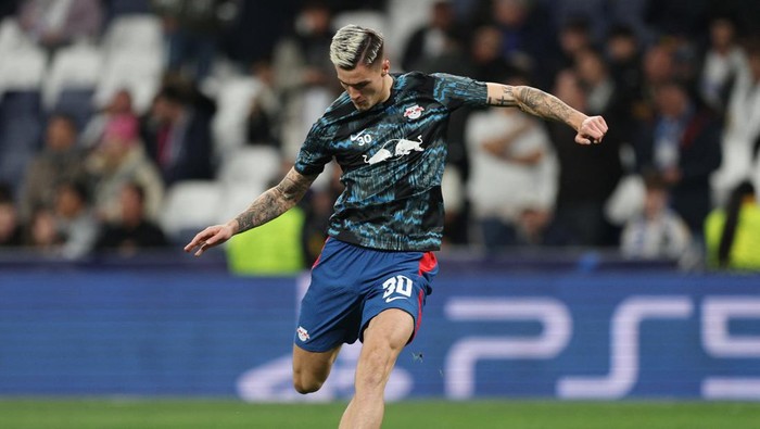 Benjamin Sesko Soccer Football - Champions League - Round of 16 - Second Leg - Real Madrid v RB Leipzig - Santiago Bernabeu, Madrid, Spain - March 6, 2024 RB Leipzig's Benjamin Sesko during the warm up before the match REUTERS/Violeta Santos Moura