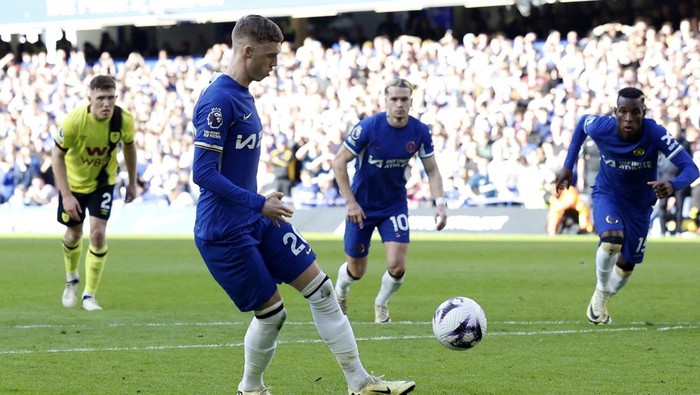 Soccer Football - Premier League - Chelsea v Burnley - Stamford Bridge, London, Britain - March 30, 2024 Chelseas Cole Palmer scores their first goal from the penalty spot Action Images via Reuters/Peter Cziborra NO USE WITH UNAUTHORIZED AUDIO, VIDEO, DATA, FIXTURE LISTS, CLUB/LEAGUE LOGOS OR LIVE SERVICES. ONLINE IN-MATCH USE LIMITED TO 45 IMAGES, NO VIDEO EMULATION. NO USE IN BETTING, GAMES OR SINGLE CLUB/LEAGUE/PLAYER PUBLICATIONS.