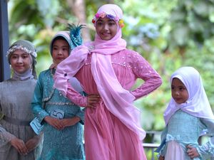 Gemas! Anak-anak di Bali Ini Berlenggok dengan Busana Muslim