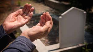 Doa Ziarah Makam Orang Tua: Arab, Latin dan Artinya