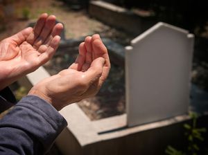 Tata Cara dan Doa Ziarah Kubur saat Lebaran Idul Fitri Tata Cara dan Doa Ziarah Kubur saat Lebaran Idul Fitri