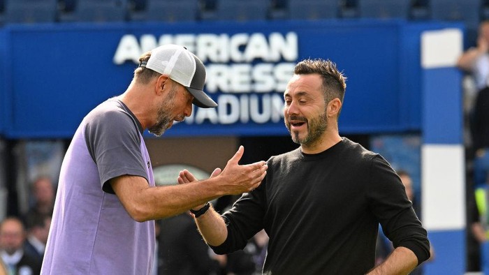 BRIGHTON, ENGLAND - OCTOBER 08: (THE SUB OUT. THE SUN ON SUNDAY OUT)  Jurgen Klopp manager of Liverpool with Roberto De Zerbi before the Premier League match between Brighton & Hove Albion and Liverpool FC at American Express Community Stadium on October 08, 2023 in Brighton, England. (Photo by John Powell/Liverpool FC via Getty Images)