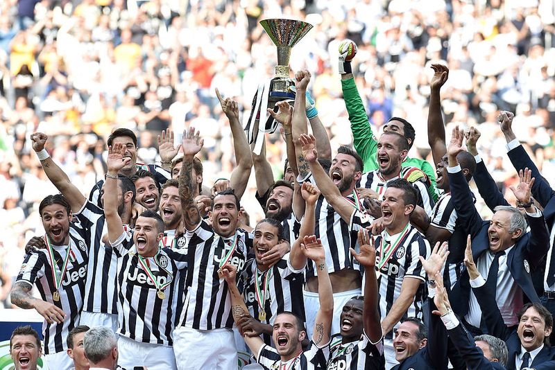 TURIN, ITALY - MAY 18:  The Juventus FC players celebrate with the Serie A trophy at the end of the Serie A match between Juventus and Cagliari Calcio at Juventus Arena on May 18, 2014 in Turin, Italy.  (Photo by Valerio Pennicino/Getty Images)