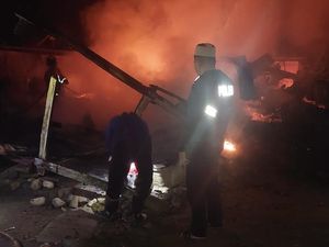 Rumah Panggung di Bone Terbakar Saat Pemilik Tertidur, 1 Orang Terluka Rumah Panggung di Bone Terbakar Saat Pemilik Tertidur, 1 Orang Terluka