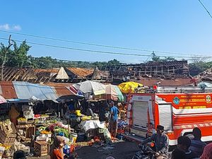 8 Lapak Pasar Waru Pamekasan Hangus Terbakar, Diduga Korsleting Listrik 8 Lapak Pasar Waru Pamekasan Hangus Terbakar, Diduga Korsleting Listrik