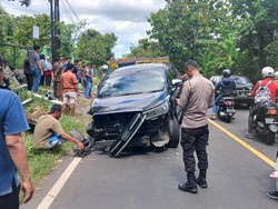 Oleng, Mobil Tabrak Truk Pasir di Jalan Jogja-Wonosari Patuk