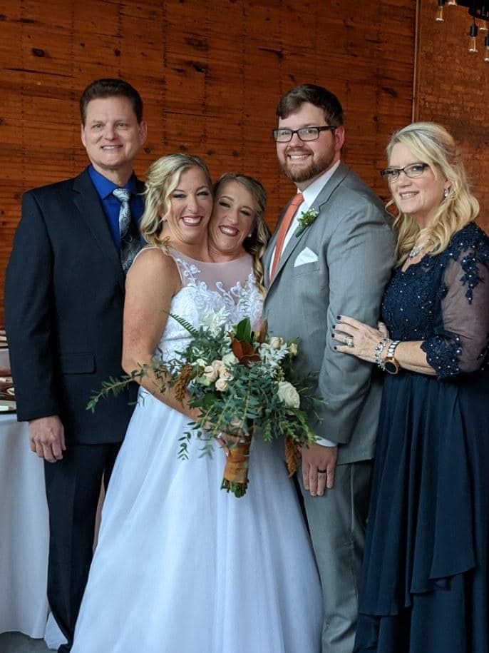 Kembar siam Abby Hensel menikah.